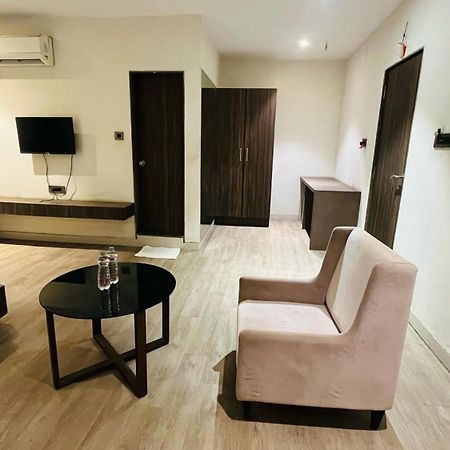 סוראט Hotel Elegant Inn מראה חיצוני תמונה