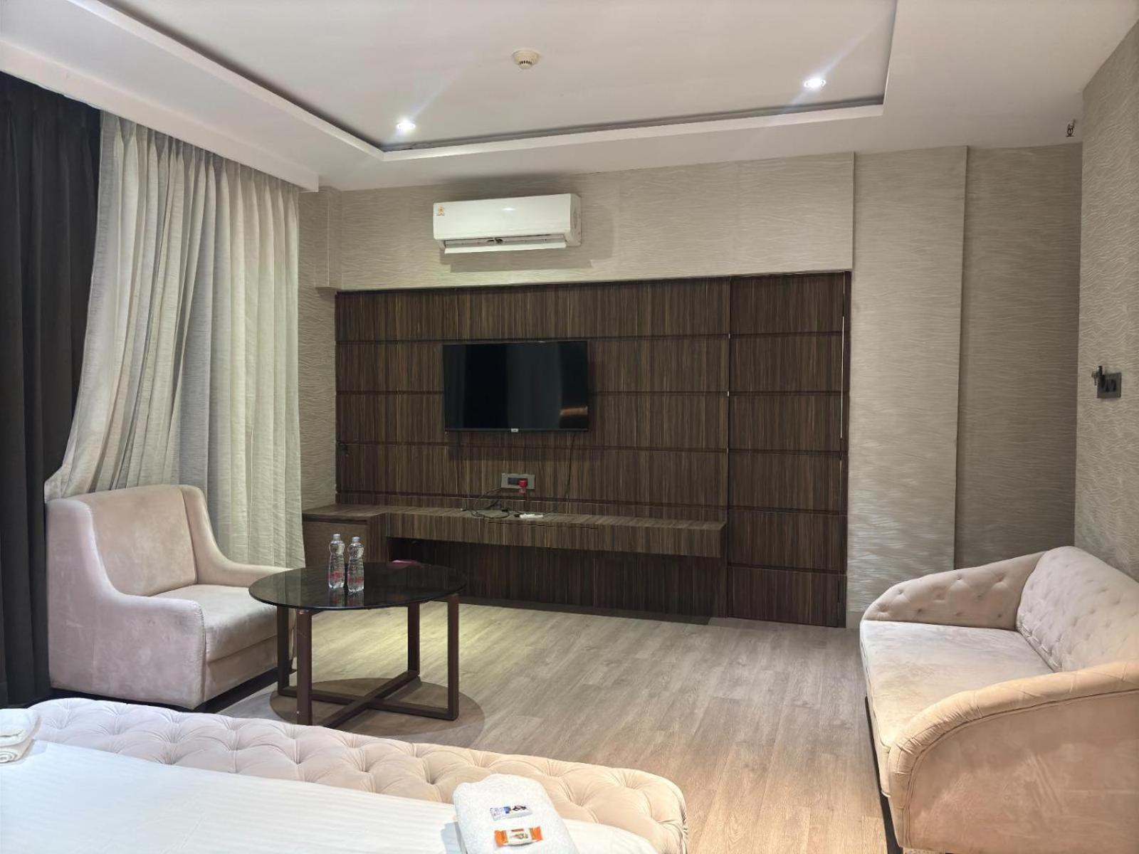 סוראט Hotel Elegant Inn מראה חיצוני תמונה