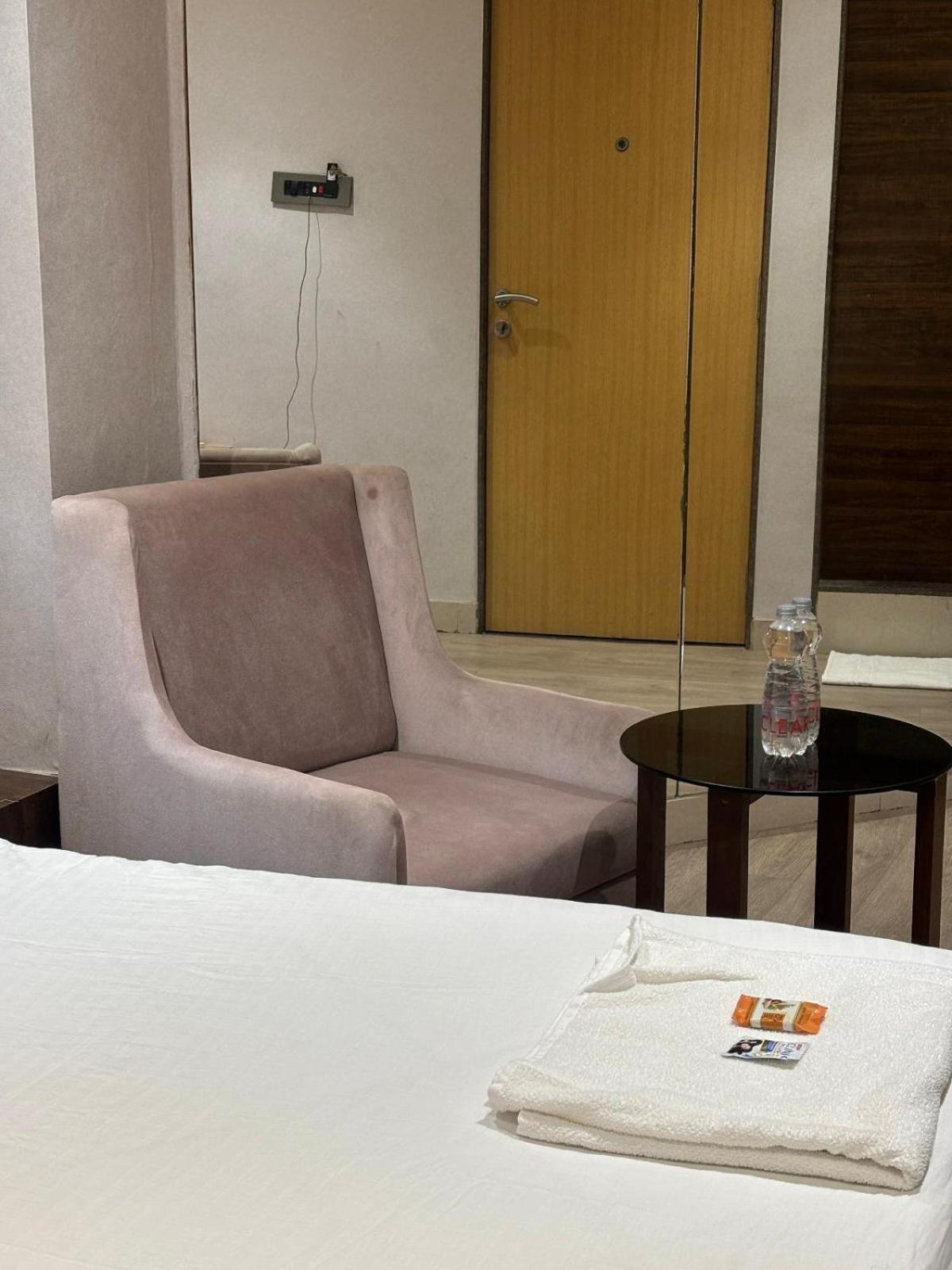סוראט Hotel Elegant Inn מראה חיצוני תמונה