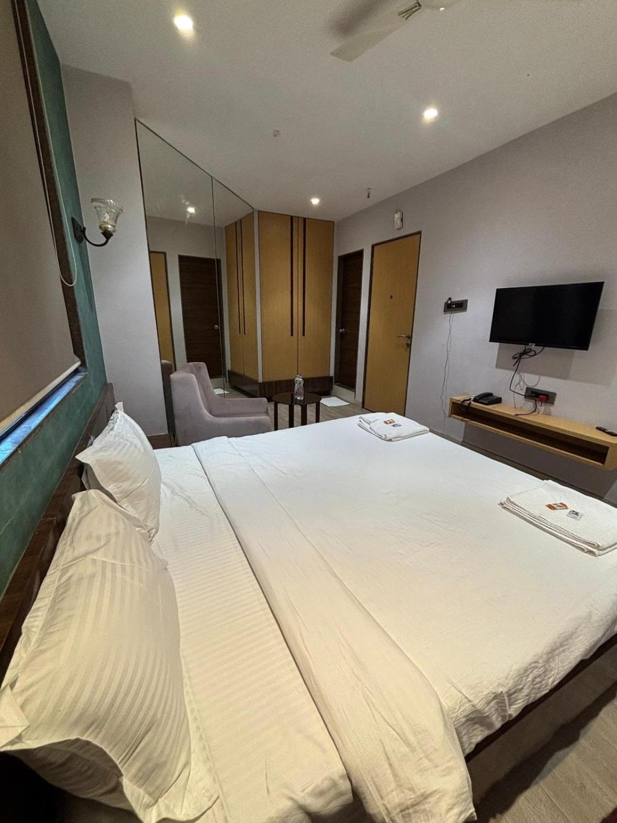 סוראט Hotel Elegant Inn מראה חיצוני תמונה