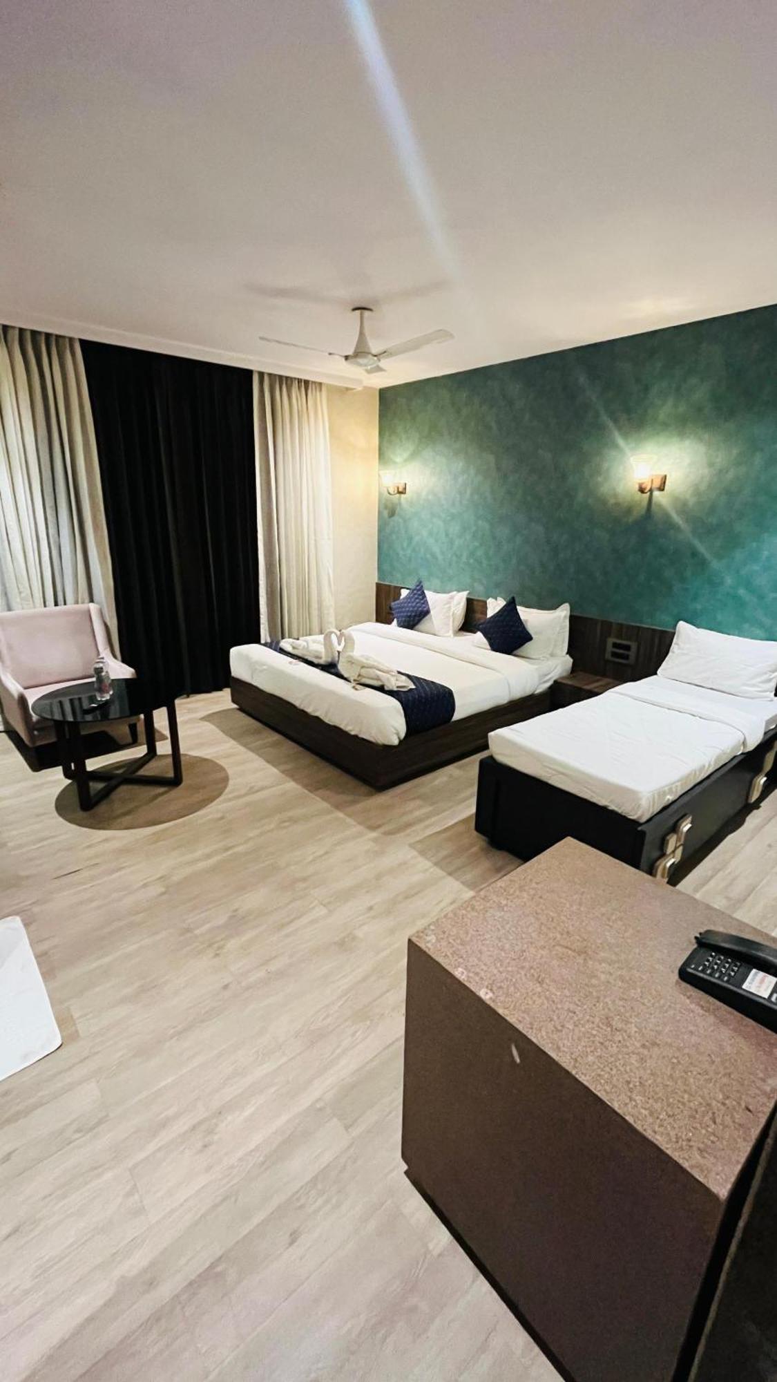 סוראט Hotel Elegant Inn מראה חיצוני תמונה