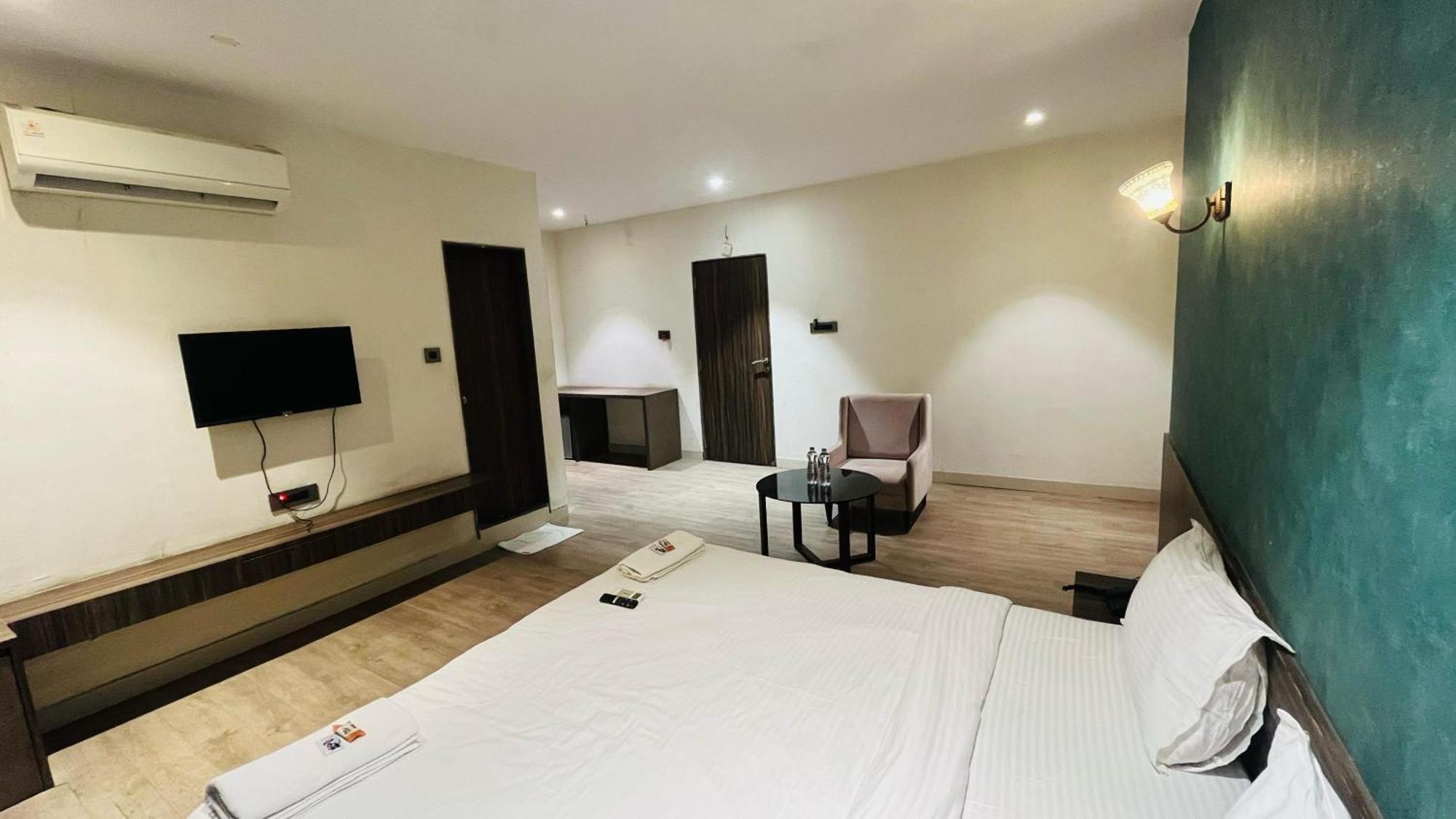 סוראט Hotel Elegant Inn מראה חיצוני תמונה
